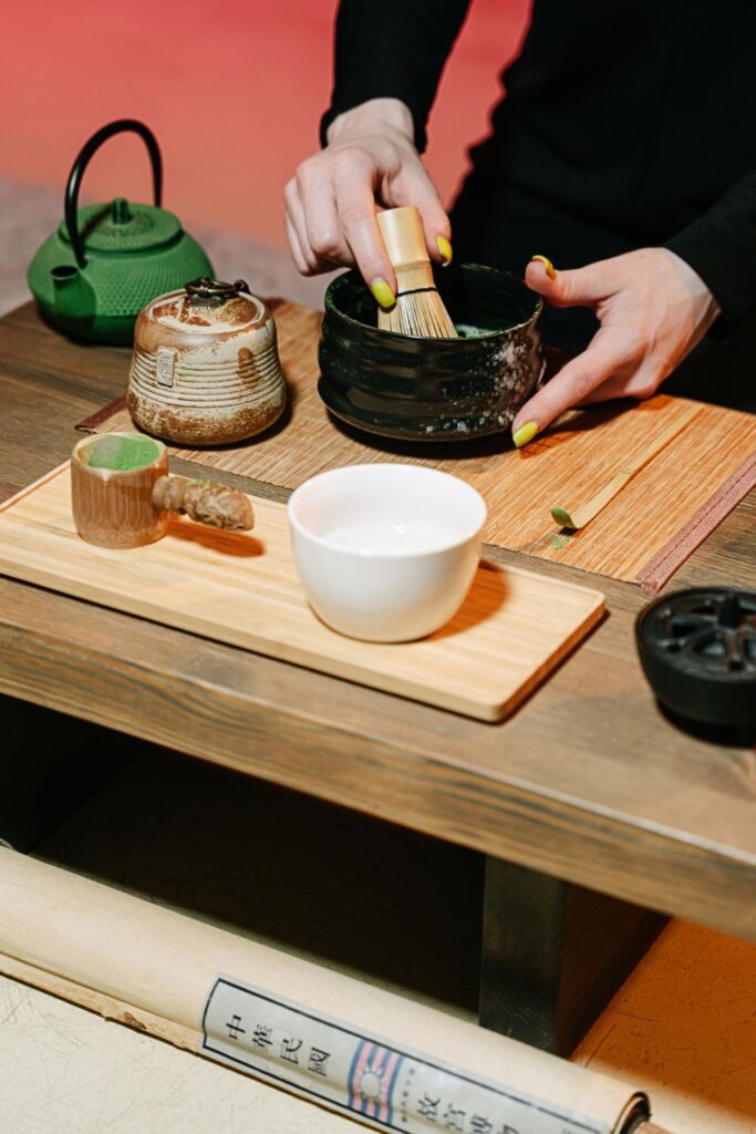 Hagyományos japán teaceremónia elrendezés Matcha kikeveréséhez, alacsony faasztalon