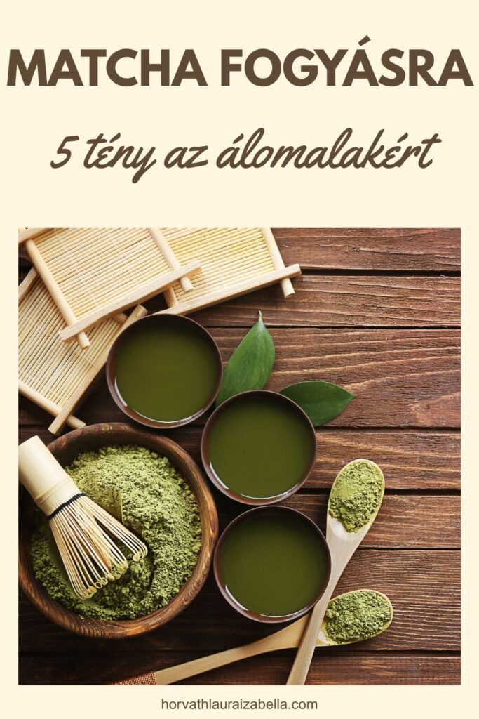 Matcha por, elkészített zöld matcha tea csészékben, bambusz habverő és kanál fa asztalon, a fogyást támogató matcha bemutatásához
