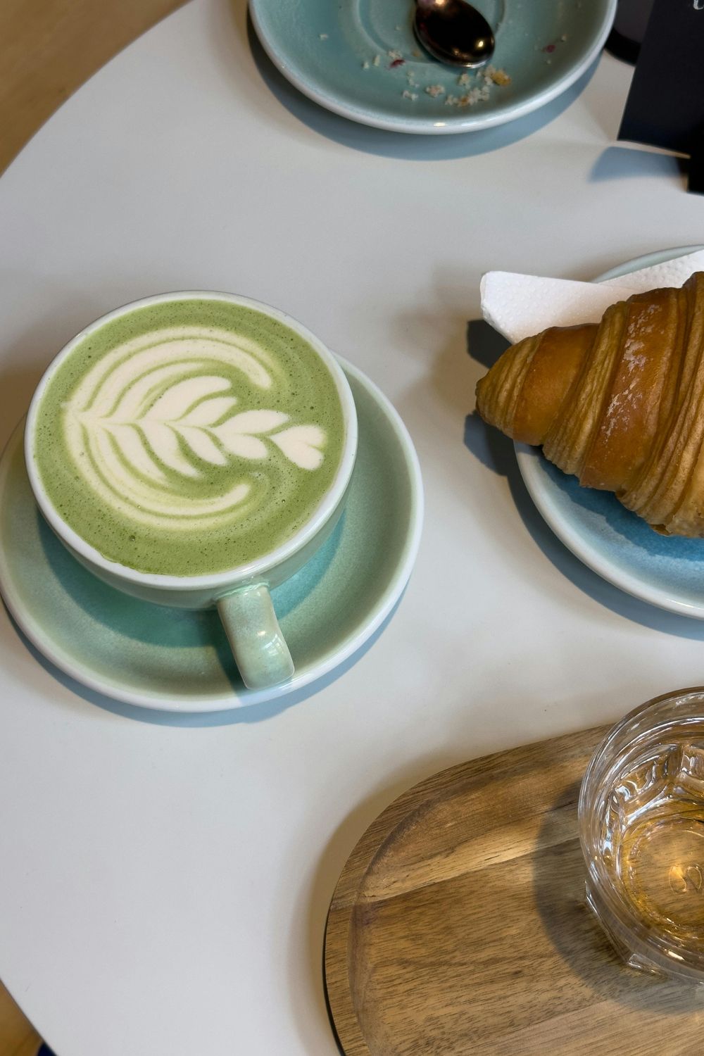 Matcha latte croissant-nal kávézóban
