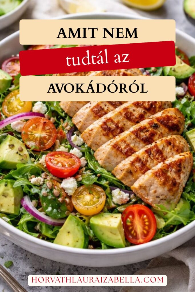 Avokádós saláta grillezett csirkével, paradicsommal és lilahagymával, „tudtál az avokádóról?” felirattal