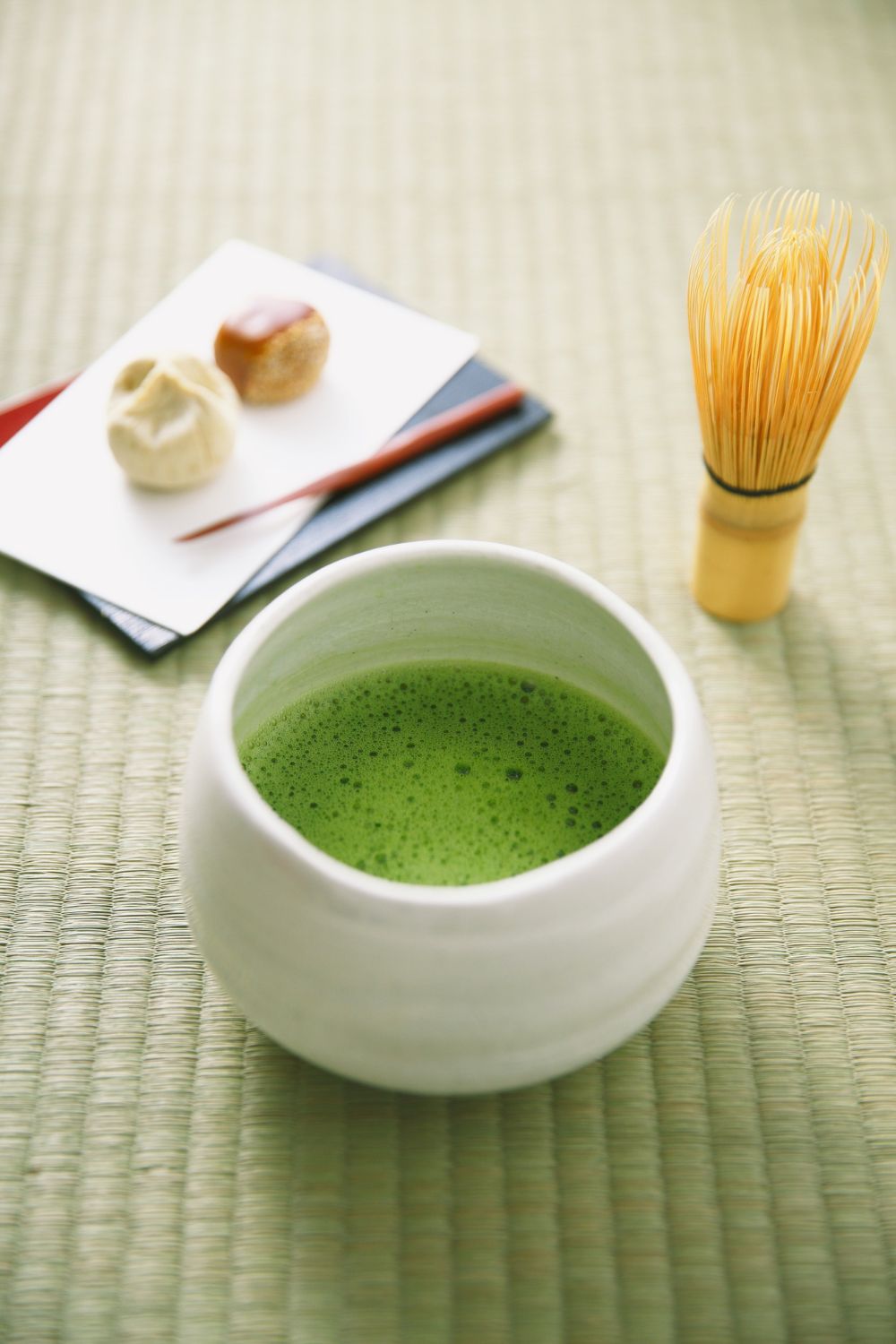 Hagyományos matcha teakészítés bambusz habverővel