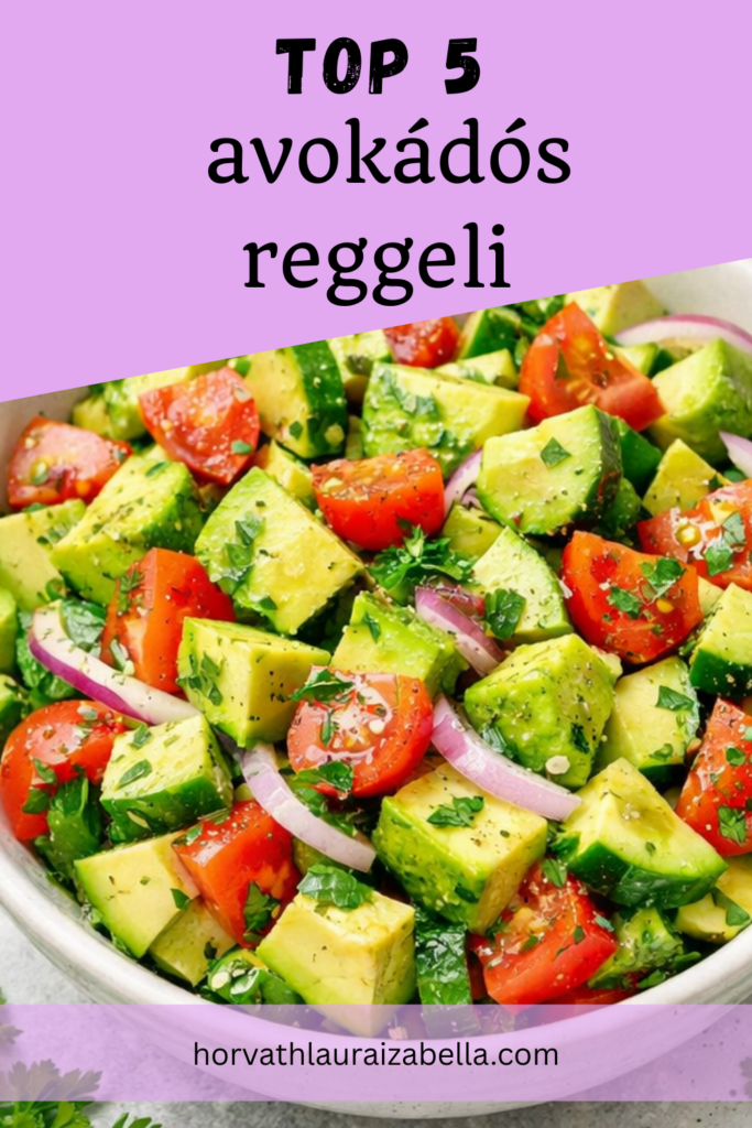 Top 5 avokádós reggeli Pinterest grafika, alatta friss avokádós, paradicsomos, uborkás és lilahagymás saláta közelről