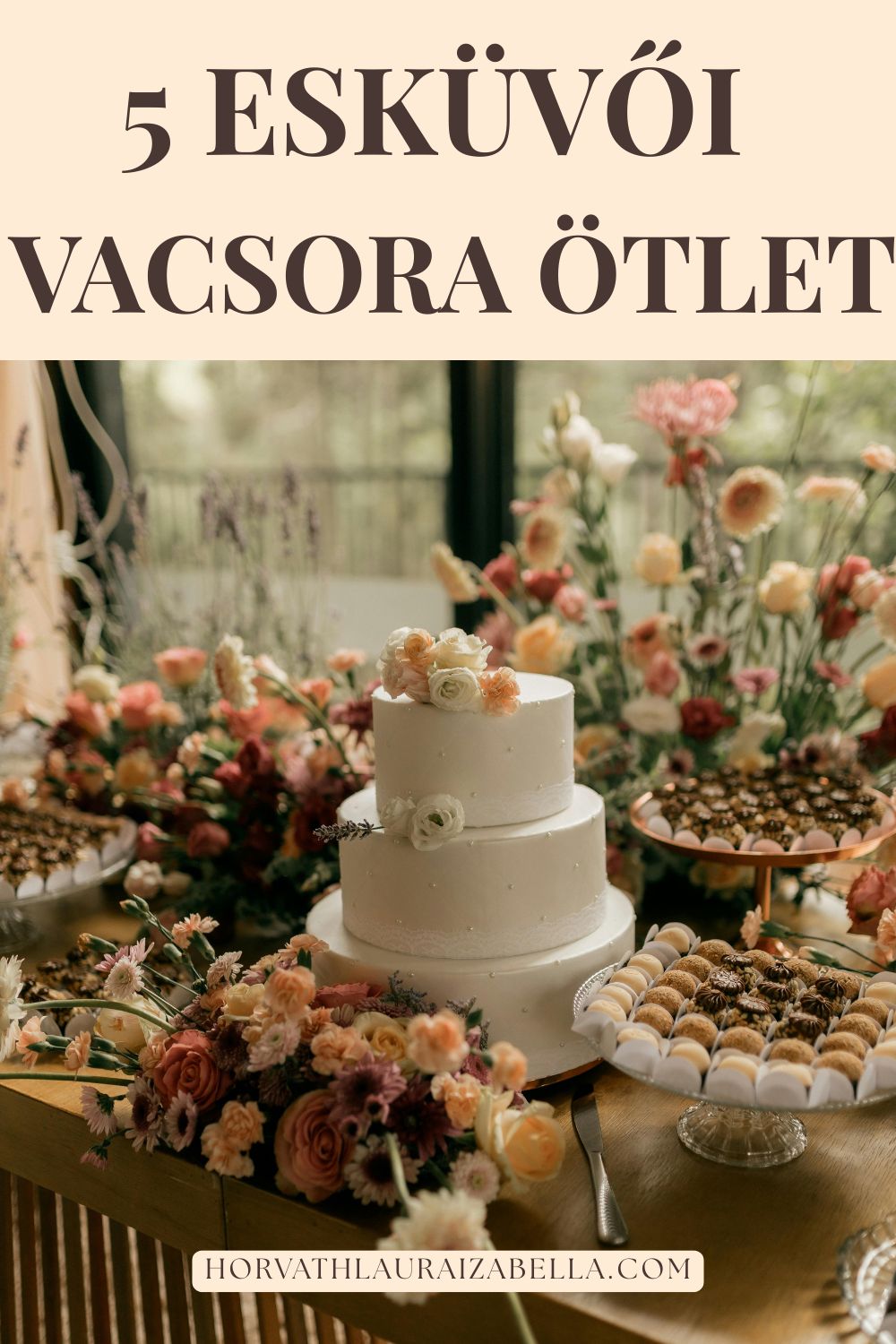 Fehér, virágokkal díszített esküvői torta és desszertasztal, felette "5 esküvői vacsora ötlet" felirattal.