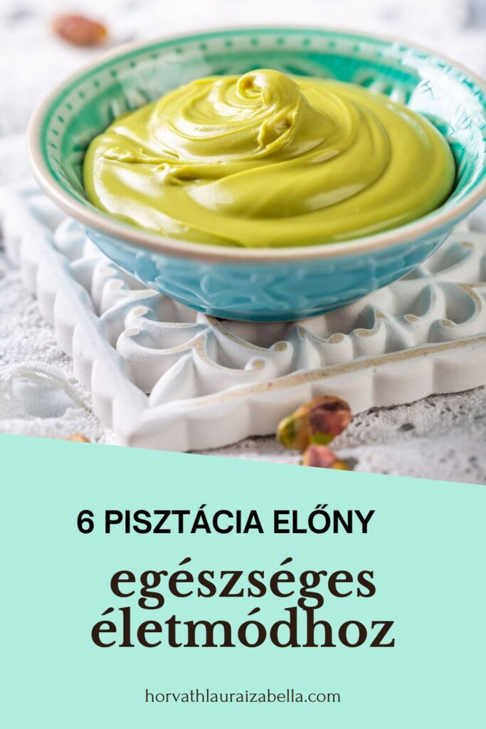 Sűrű, krémes pisztáciakrém türkizkék tálban közelről fotózva, alatta szöveg: „6 pisztácia előny egészséges életmódhoz” – Pinterest grafika