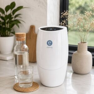 eSpring víztisztító készülék a konyhapulton, pohár vízzel és dekorációval