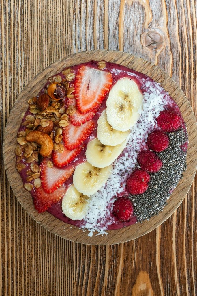 Acai smoothie bowl banánnal, eperrel, kókusszal és chiamaggal díszítve