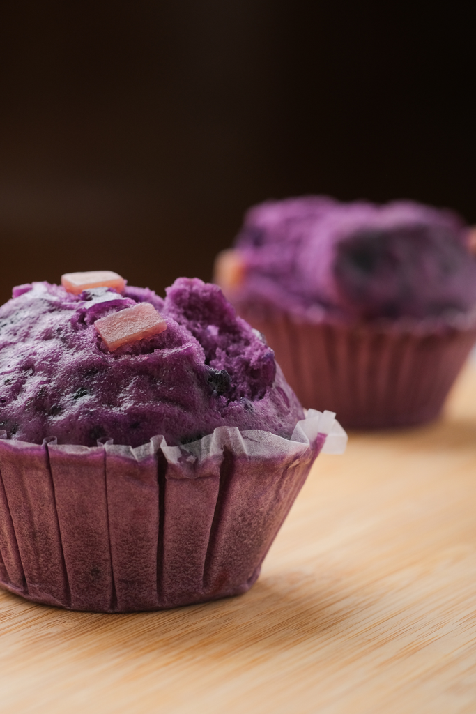 Lila ube muffinok közelről fa felületen